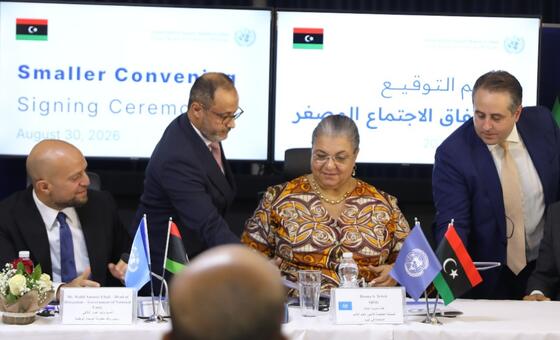  الممثلة الخاصة للأمين العام للأمم المتحدة في ليبيا، هانا تيتيه (في المنتصف) أثناء مراسم توقيع اتفاقية الاجتماع المصغر.